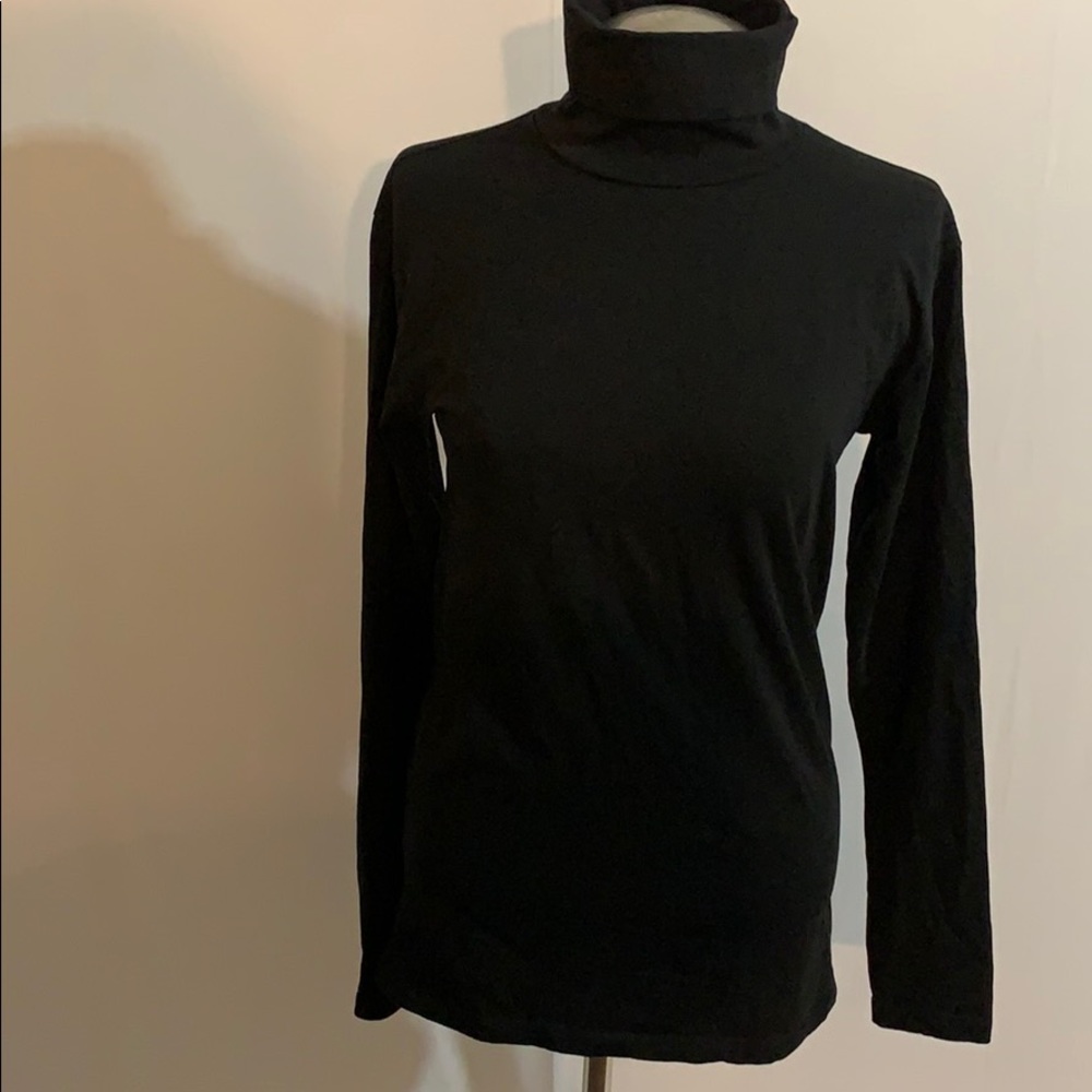 🌵Black women’s turtle neck shirt